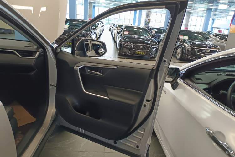 Used Toyota Wildlander 2020 Dual-Motor 2.5L E-CVT Four-Wheel Drive Luxury Edition Interior 2