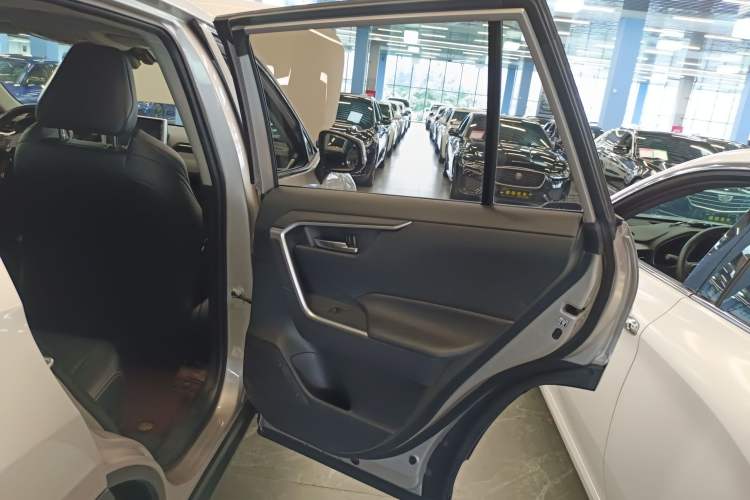Used Toyota Wildlander 2020 Dual-Motor 2.5L E-CVT Four-Wheel Drive Luxury Edition Interior 3
