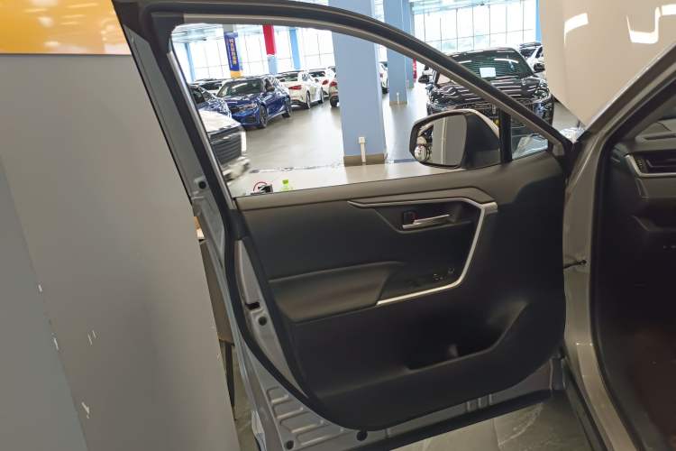 Used Toyota Wildlander 2020 Dual-Motor 2.5L E-CVT Four-Wheel Drive Luxury Edition Interior 4