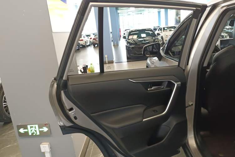 Used Toyota Wildlander 2020 Dual-Motor 2.5L E-CVT Four-Wheel Drive Luxury Edition Interior 5