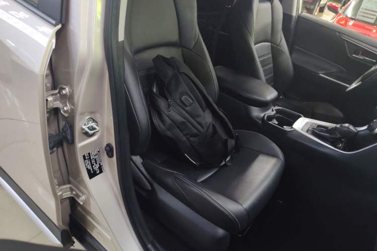 Used Toyota Wildlander 2020 Dual-Engine 2.5L E-CVT Two-Wheel Drive Luxury Edition Right Front Seat