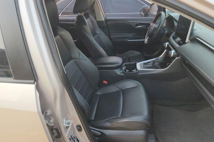 Used Toyota Wildlander 2020 2.0L CVT Two-Wheel Drive Luxury Edition Right Front Seat