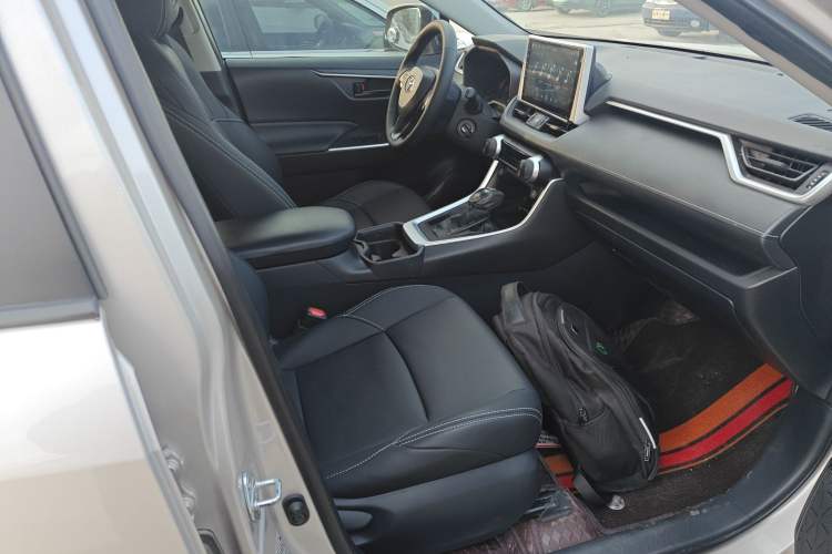 Used Toyota Wildlander 2020 2.0L CVT Two-Wheel Drive Leading Edition Right Front Seat
