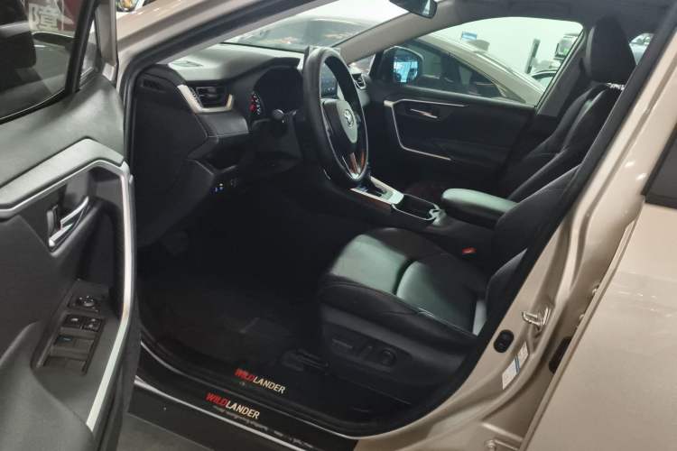 Used Toyota Wildlander 2020 2.0L CVT 4x4 Luxury Edition Driver Seat