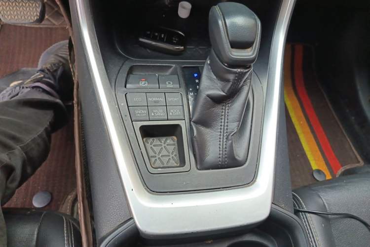 Used Toyota Wildlander 2020 2.0L CVT 4x4 Luxury Edition Gear Lever