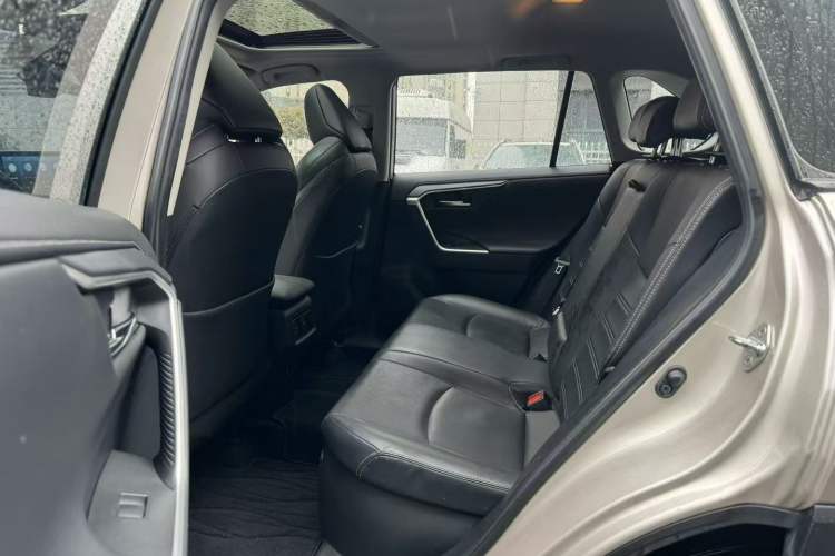 Used Toyota Wildlander 2020 Dual-Engine 2.5L E-CVT Two-Wheel Drive Prestige Edition Interior 2