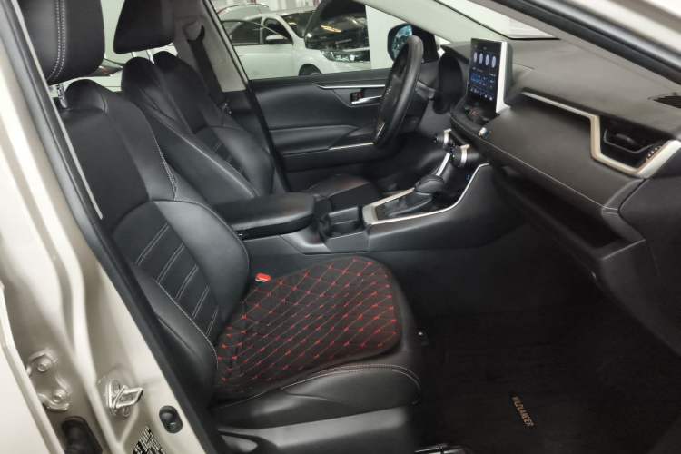 Used Toyota Wildlander 2020 2.0L CVT 4x4 Luxury Edition Right Front Seat