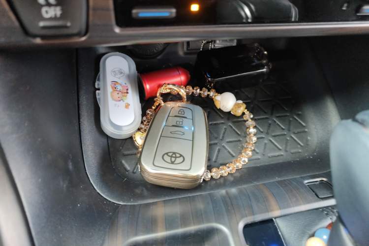 Used Toyota Wildlander 2020 Dual-Engine 2.5L E-CVT Two-Wheel Drive Prestige Edition Vehicle Key