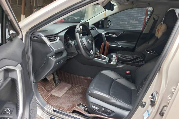 Used Toyota Wildlander 2020 2.0L CVT 4x4 Luxury Edition Driver Seat
