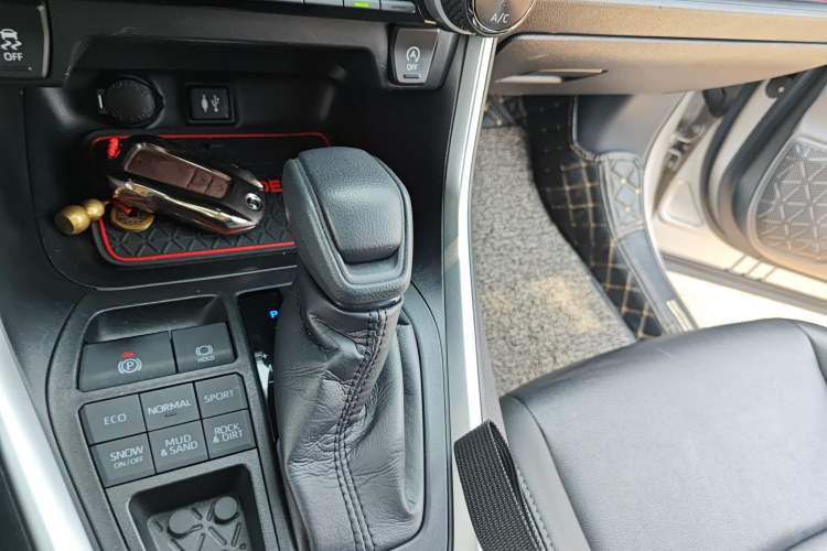 Used Toyota Wildlander 2020 2.0L CVT 4x4 Luxury Edition Gear Lever