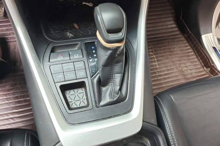Used Toyota Wildlander 2020 2.0L CVT 4x4 Luxury Edition Gear Lever