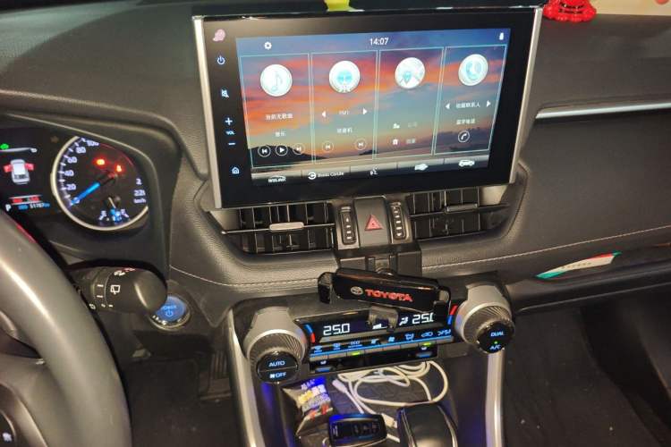 Used Toyota Wildlander 2020 Dual-Engine 2.5L E-CVT Two-Wheel Drive Prestige Edition Audio And AC Panel