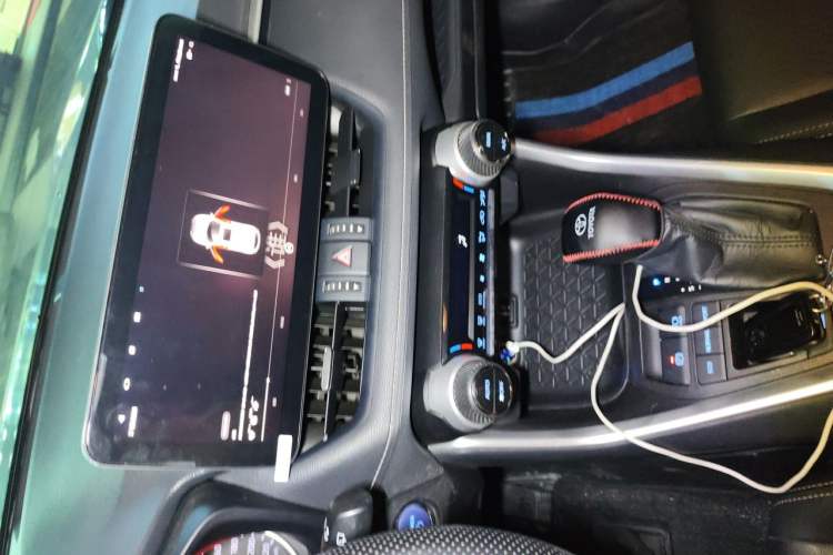 Used Toyota Wildlander 2020 Dual-Engine 2.5L E-CVT Two-Wheel Drive Luxury Edition Audio And AC Panel