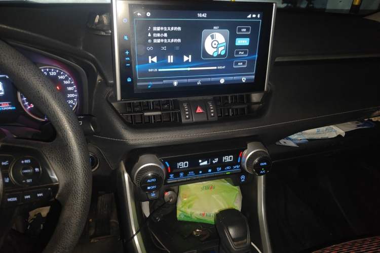 Used Toyota Wildlander 2020 2.0L CVT 4x4 Luxury Edition Audio And AC Panel