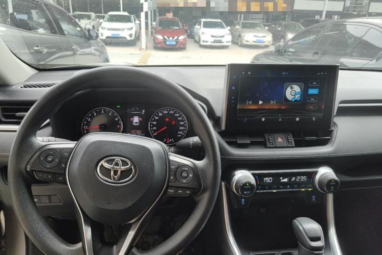 Used Toyota Wildlander 2020 2.0L CVT Two-Wheel Drive Luxury Edition Center Console