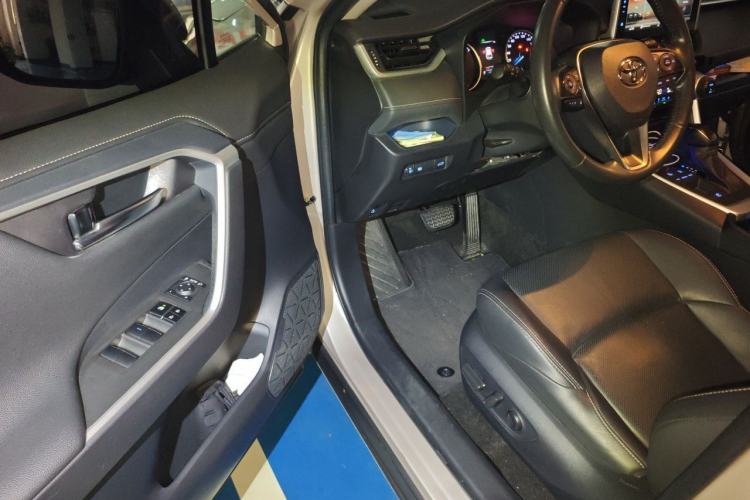 Used Toyota Wildlander 2020 Dual-Engine 2.5L E-CVT Two-Wheel Drive Prestige Edition Driver Seat