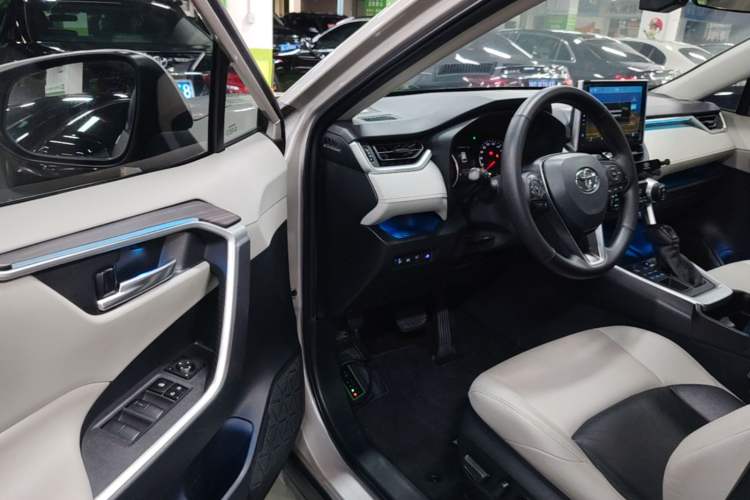 Used Toyota Wildlander 2020 2.0L CVT 4x4 Luxury Edition Driver Seat
