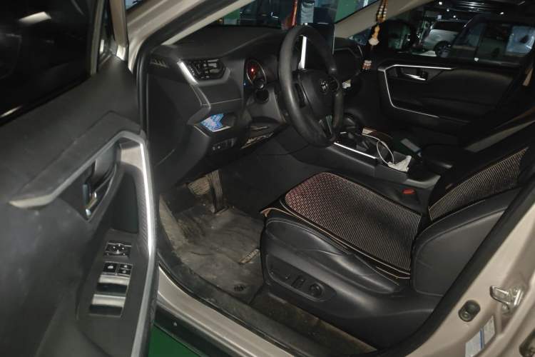 Used Toyota Wildlander 2020 2.0L CVT 4x4 Luxury Edition Driver Seat