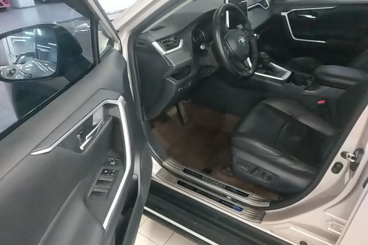 Used Toyota Wildlander 2020 2.0L CVT Two-Wheel Drive Luxury Edition Driver Seat