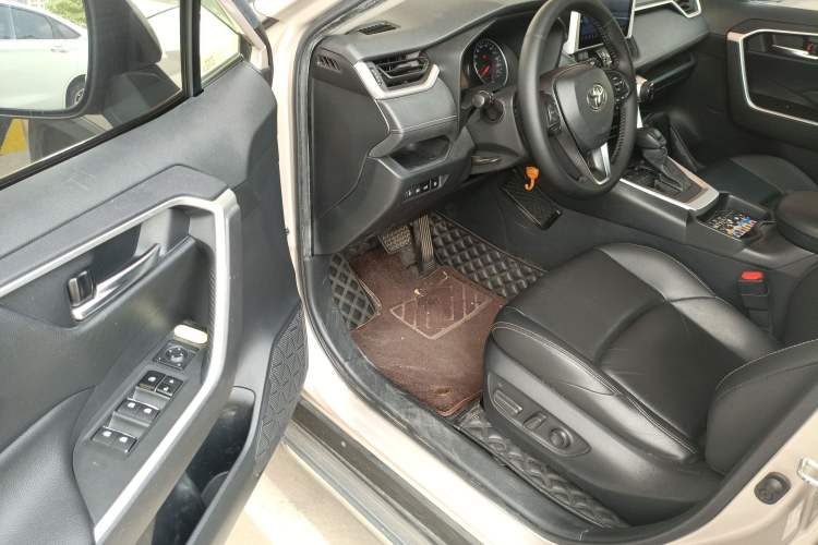 Used Toyota Wildlander 2020 2.0L CVT Two-Wheel Drive Luxury Edition Driver Seat