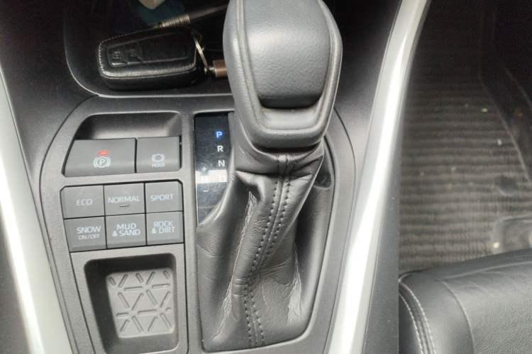 Used Toyota Wildlander 2020 2.0L CVT 4x4 Luxury Edition Gear Lever