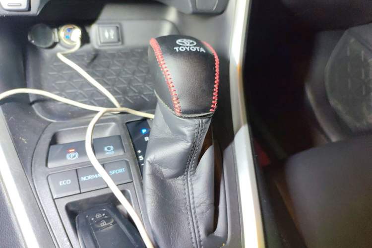 Used Toyota Wildlander 2020 Dual-Engine 2.5L E-CVT Two-Wheel Drive Luxury Edition Gear Lever