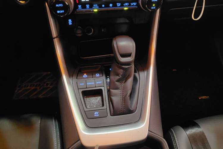 Used Toyota Wildlander 2020 Dual-Engine 2.5L E-CVT Two-Wheel Drive Luxury Edition Gear Lever