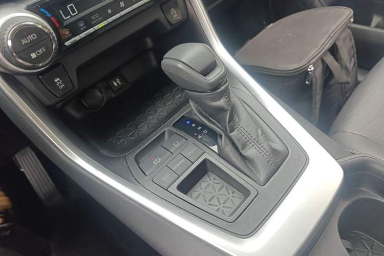Used Toyota Wildlander 2020 2.0L CVT Two-Wheel Drive Luxury Edition Gear Lever