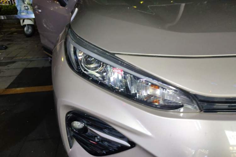 Used Toyota Wildlander 2020 Dual-Engine 2.5L E-CVT Two-Wheel Drive Luxury Edition Right Front Headlight