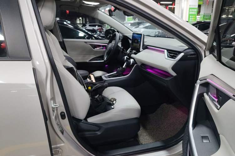 Used Toyota Wildlander 2020 2.0L CVT 4x4 Luxury Edition Right Front Seat