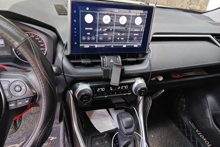 Used Toyota Wildlander 2020 Dual-Engine 2.5L E-CVT Two-Wheel Drive Luxury Edition Audio And AC Panel