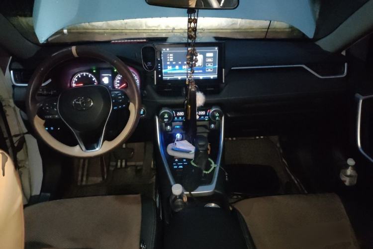 Used Toyota Wildlander 2020 2.0L CVT 4x4 Luxury Edition Center Console