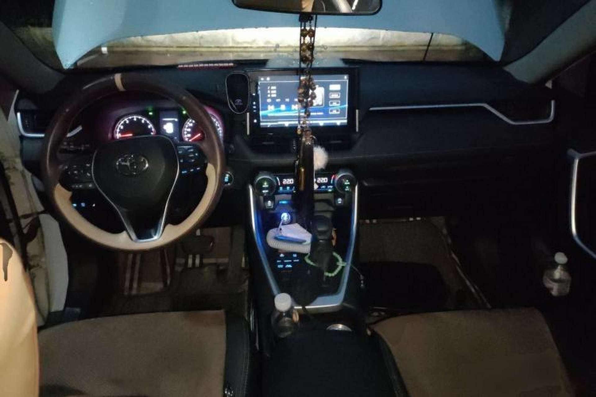Used Toyota Wildlander 2020 2.0L CVT 4x4 Luxury Edition Center Console