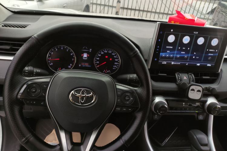 Used Toyota Wildlander 2020 2.0L CVT 4x4 Luxury Edition Center Console