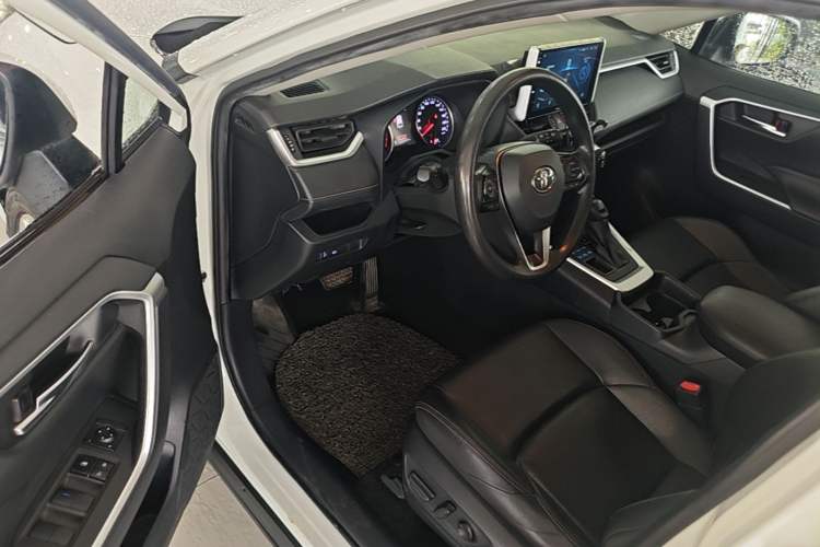 Used Toyota Wildlander 2020 2.0L CVT 4x4 Luxury Edition Driver Seat