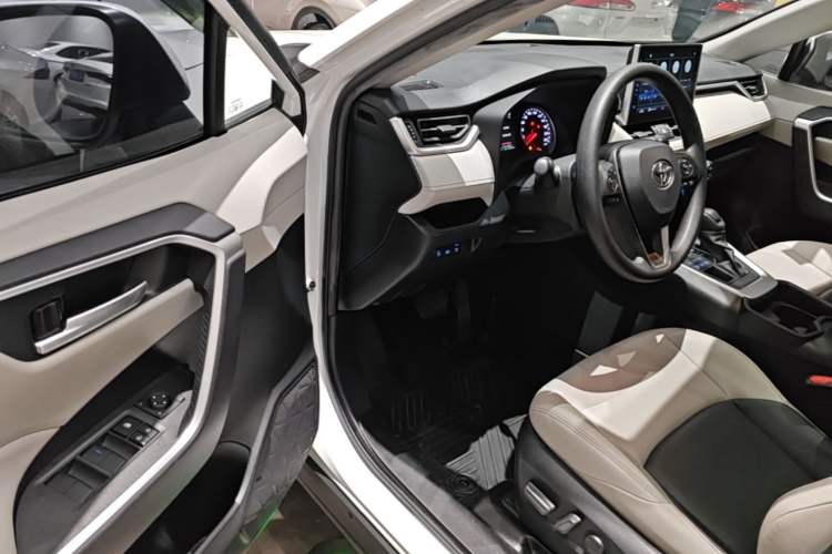 Used Toyota Wildlander 2020 2.0L CVT 4x4 Luxury Edition Driver Seat