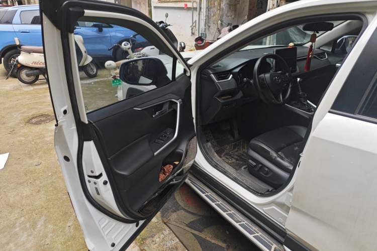 Used Toyota Wildlander 2020 2.0L CVT Two-Wheel Drive Luxury Edition Driver Seat