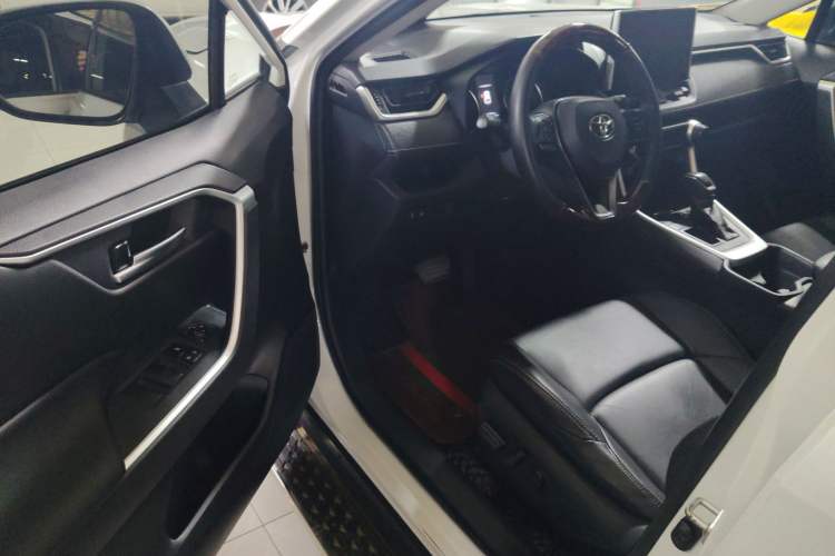 Used Toyota Wildlander 2020 2.0L CVT Two-Wheel Drive Luxury Edition Driver Seat