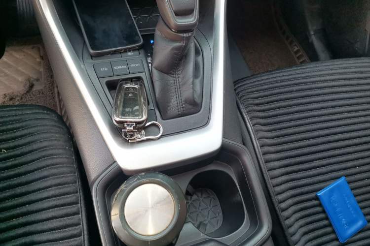 Used Toyota Wildlander 2020 Dual-Engine 2.5L E-CVT Two-Wheel Drive Leading Edition Gear Lever