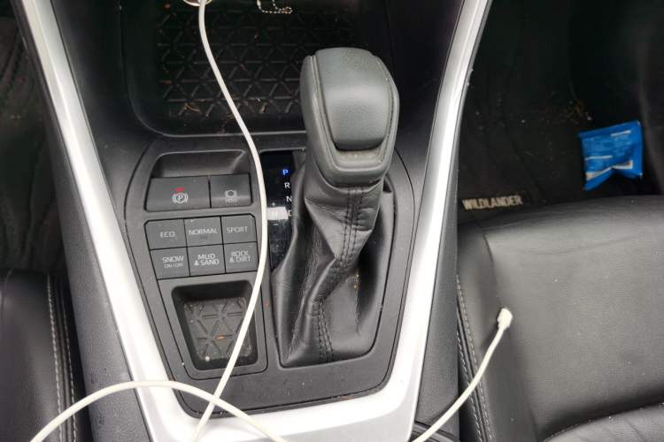 Used Toyota Wildlander 2020 2.0L CVT 4x4 Luxury Edition Gear Lever