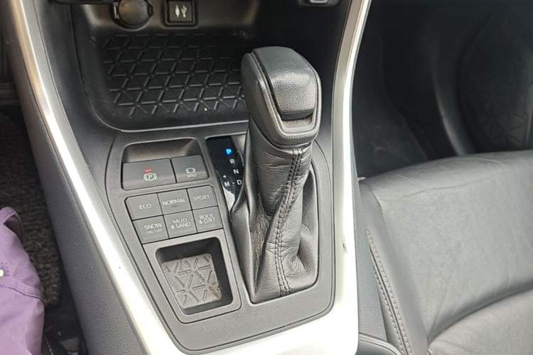Used Toyota Wildlander 2020 2.0L CVT 4x4 Luxury Edition Gear Lever