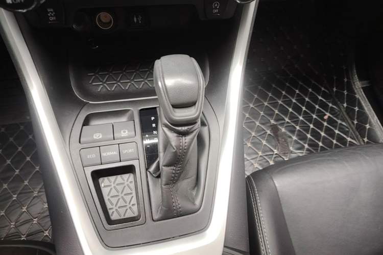 Used Toyota Wildlander 2020 2.0L CVT Two-Wheel Drive Luxury Edition Gear Lever
