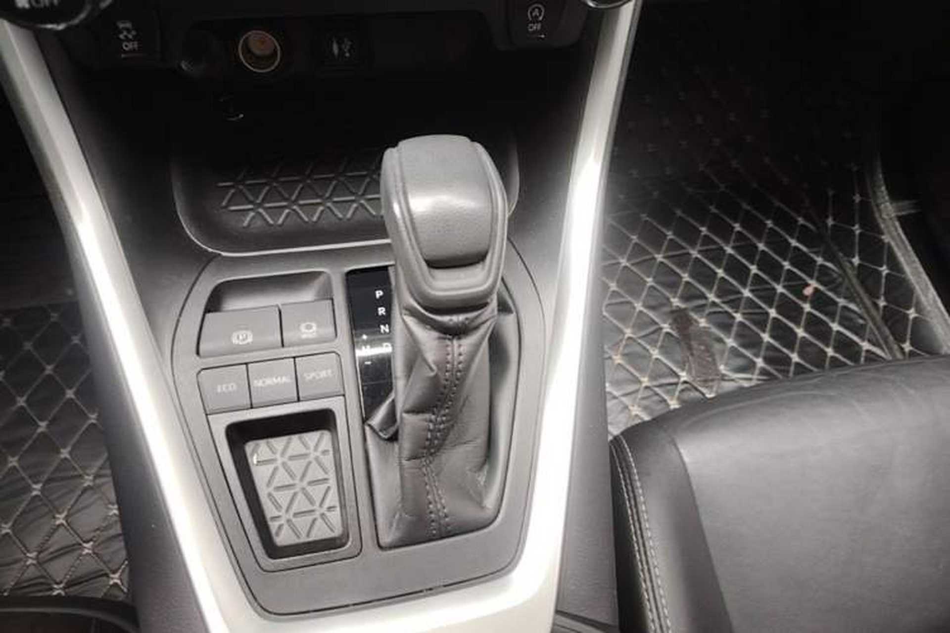 Used Toyota Wildlander 2020 2.0L CVT Two-Wheel Drive Luxury Edition Gear Lever
