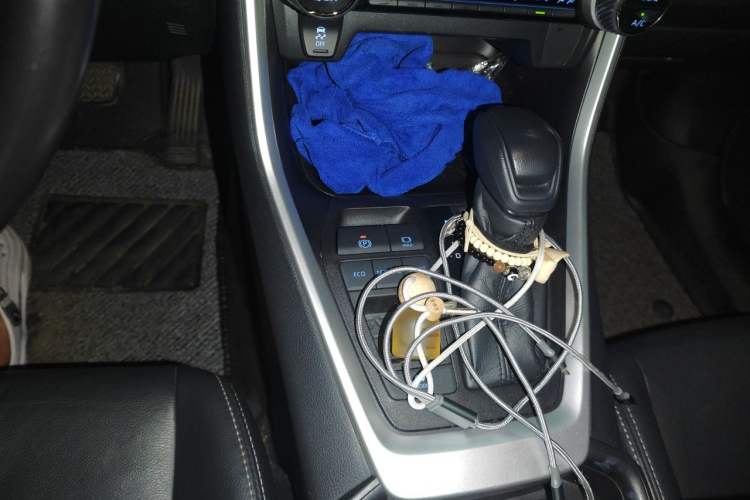 Used Toyota Wildlander 2020 Dual-Engine 2.5L E-CVT Two-Wheel Drive Luxury Edition Gear Lever