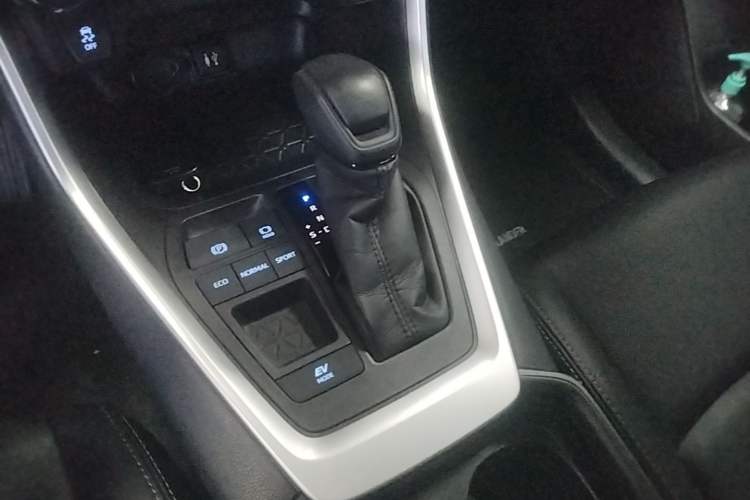 Used Toyota Wildlander 2020 Dual-Engine 2.5L E-CVT Two-Wheel Drive Luxury Edition Gear Lever