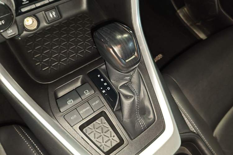 Used Toyota Wildlander 2020 2.0L CVT Two-Wheel Drive Luxury Edition Gear Lever