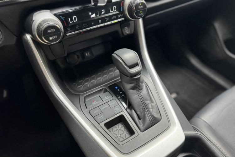Used Toyota Wildlander 2020 2.0L CVT 4x4 Luxury Edition Gear Lever