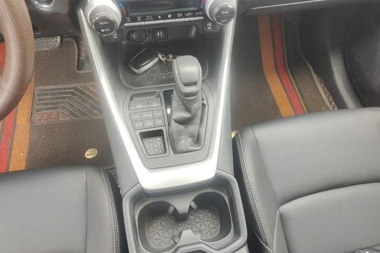 Used Toyota Wildlander 2020 2.0L CVT 4x4 Luxury Edition Gear Lever