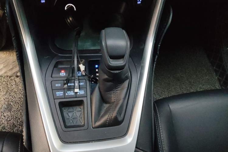 Used Toyota Wildlander 2020 2.0L CVT 4x4 Luxury Edition Gear Lever