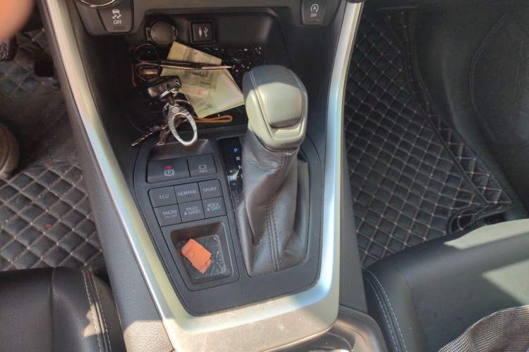 Used Toyota Wildlander 2020 2.0L CVT 4x4 Luxury Edition Gear Lever